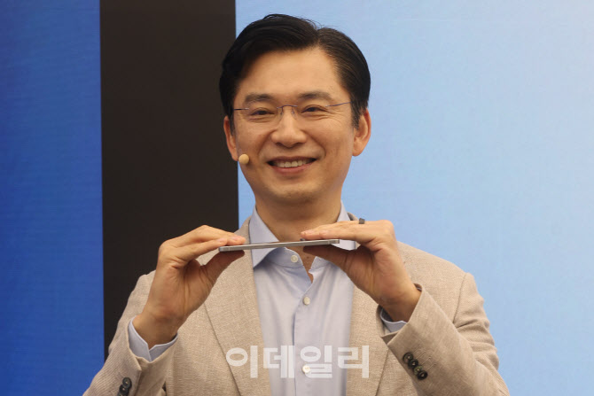 [포토]임성택 부사장, '더 얇은' 갤럭시 S25 엣지