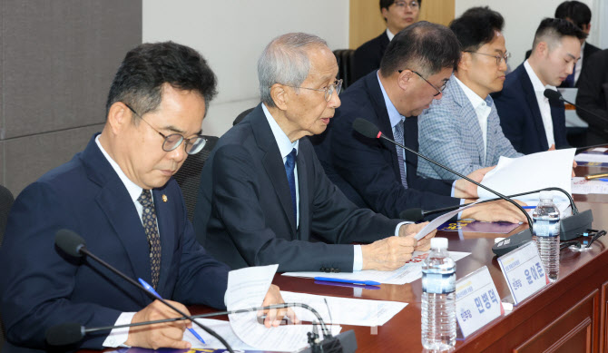 [포토]더불어민주당 선거대책위 산하 디지털자선위원회 출범회의 주재하는 윤여준 위원장