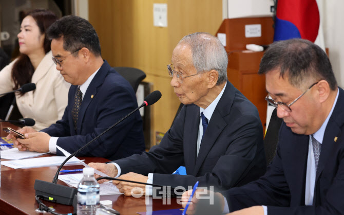 [포토]디지털자선위원회 출범회의 주재하는 윤여준 위원장