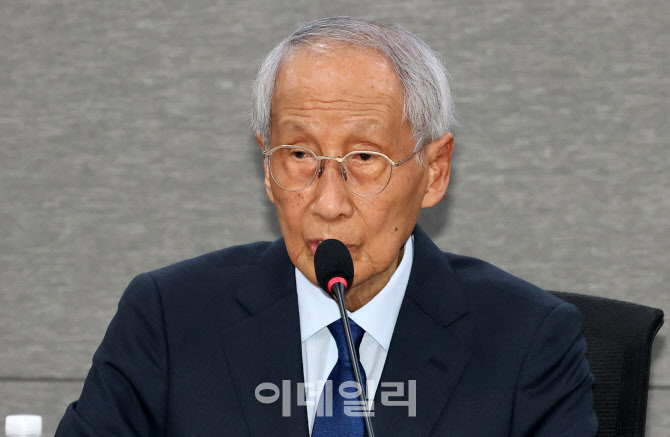 [포토]디지털자선위원회 출범회의 주재하는 윤여준 상임총괄선대위원장