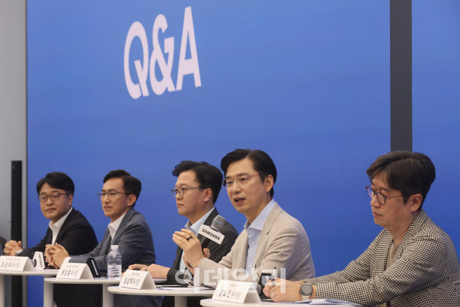 [포토]취재진 질문에 답하는 임성택 삼성전자 부사장