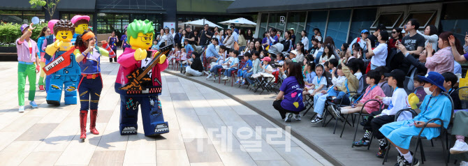 [포토]동심 사로잡은 레고 코스튬 공연
