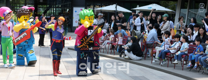 [포토]어린이 눈길 사로잡는 레고 코스튬 공연