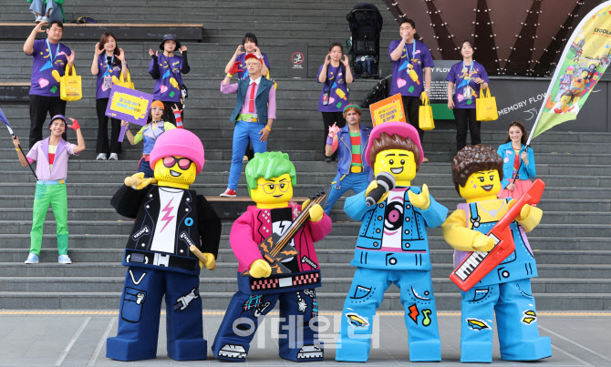 [포토]레고랜드 코리아, 용산역에서 개장 후 최초 외부공연 시작합니다