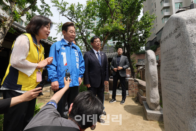 [포토]이재명 '빼앗긴 들에도 봄은 오는가'