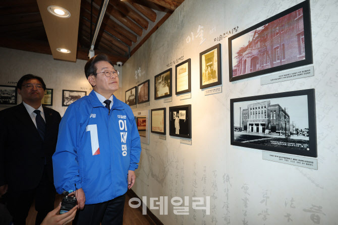 [포토]'시인 이상화 고택 방문한 이재명'