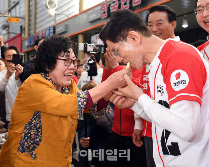[포토]김문수, '진주중앙시장에서 엿 시식'