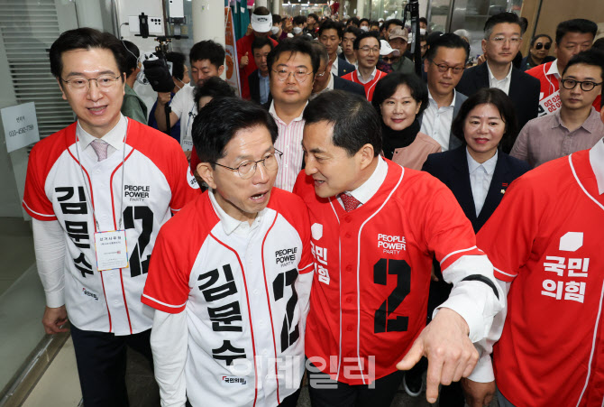 [포토]김문수 후보, '박대출 의원과 진주중앙시장 방문'