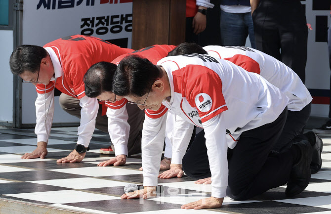 [포토]'진주에서 큰절하는 김문수'