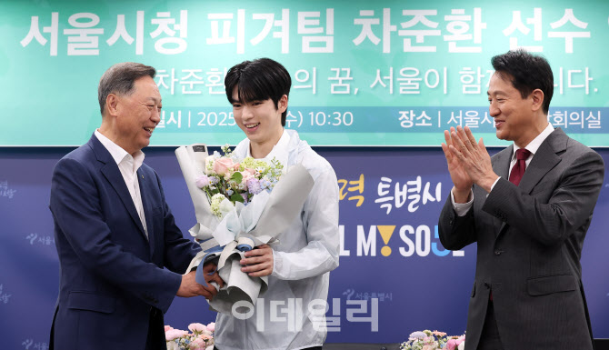 [포토]입단식에서 꽃다발 받는 차준환
