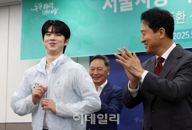 [포토]서울시청 피겨팀 유니폼 입는 차준환