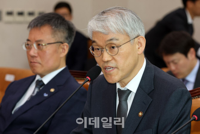 [포토]답하는 천대엽 법원행정처장