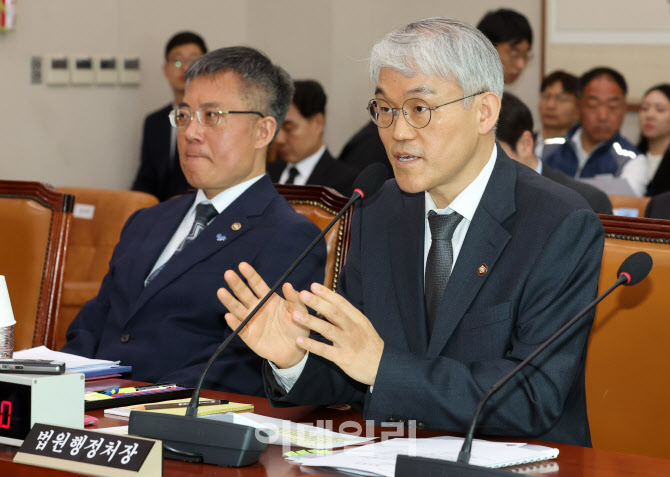 [포토]법사위 전체회의 참석한 천대엽 법원행정처장-김석우 법무부 차관