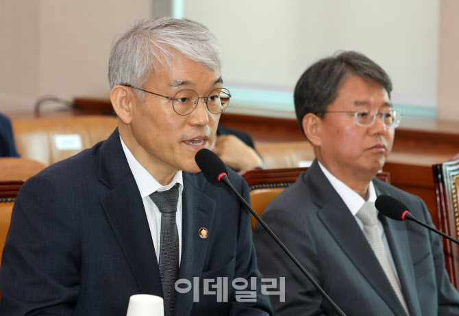 [포토]법사위 출석한 천대엽 법원행정처장-김정원 헌법재판소 사무처장