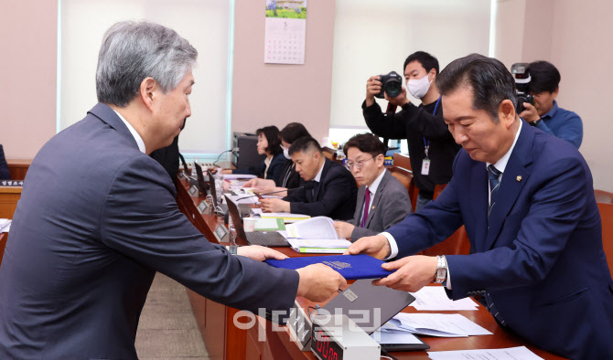 [포토]조희대 대법원장 등 사법부의 대선개입 의혹 진상규명 청문회 증인선서 전달