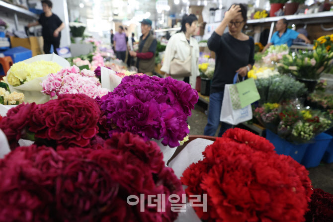 [포토]스승의날 하루 앞두고 북적이는 꽃시장