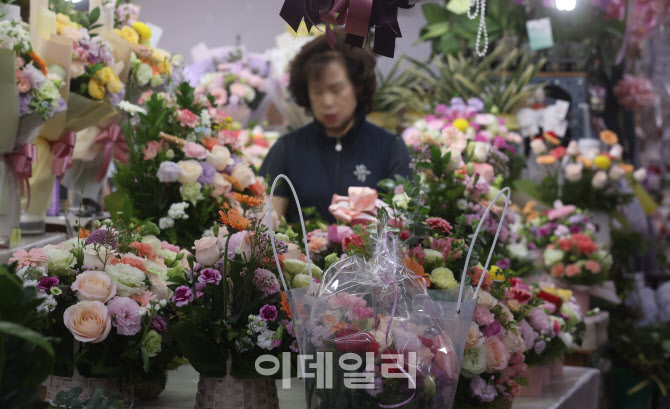 [포토]스승의날 D-1, 카네이션 제작하는 상인