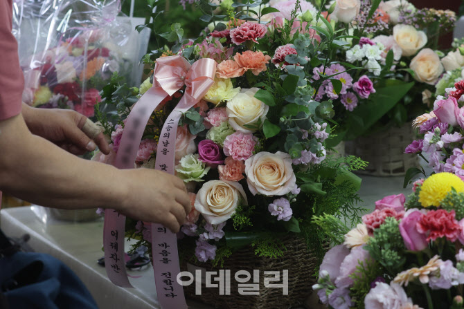 [포토]스승에게 전달될 카네이션