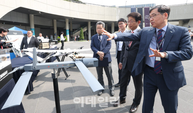 [포토]국산 드론 살펴보는 박상우 장관