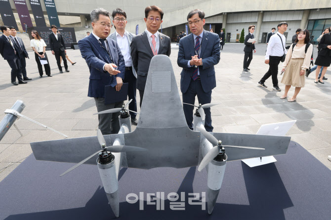 [포토]국산 드론 살펴보는 박상우 국토교통부 장관
