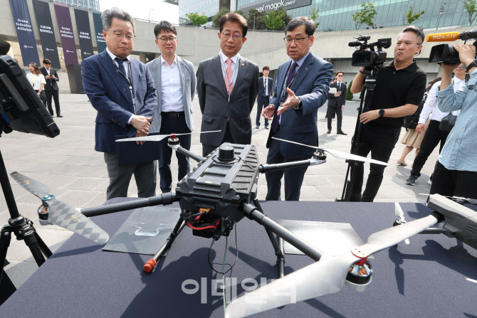 [포토]박상우 국토교통부 장관, 국산 드론