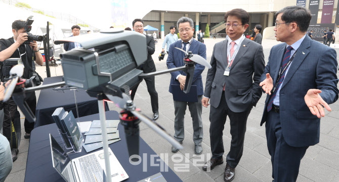 [포토]국산 드론에 대해 설명 듣는 박상우 장관