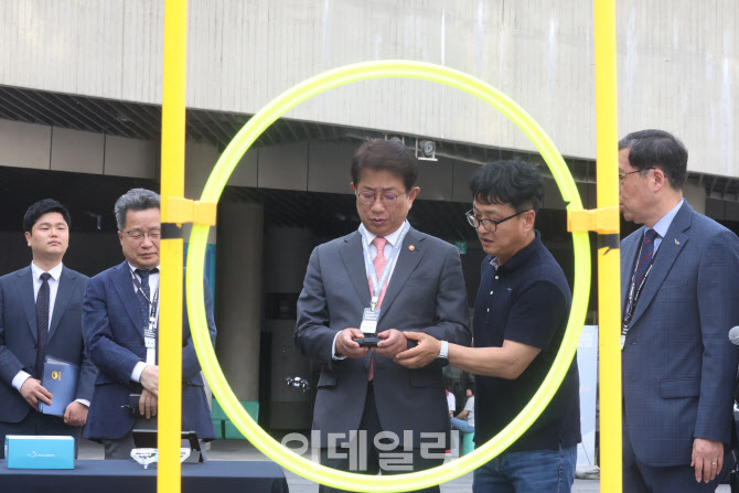 [포토]드론 조종하는 박상우 장관