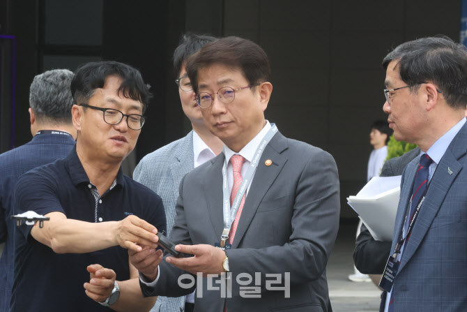 [포토]박상우 장관, 드론을 직접 조종