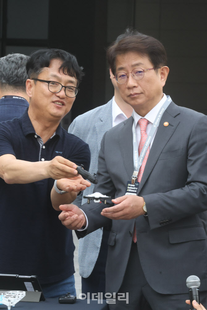 [포토]박상우 장관, 어려운 드론 조종