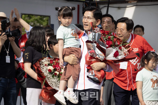 [포토]김문수, '밀양 육남매 고마워요'