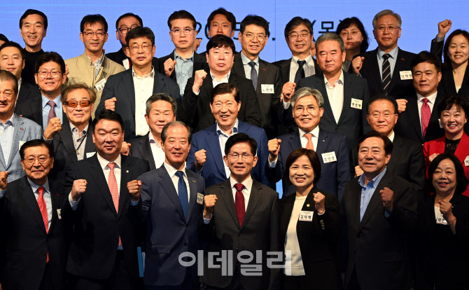 [포토]기업인들과 사진찍는 김문수 국민의힘 대선 후보