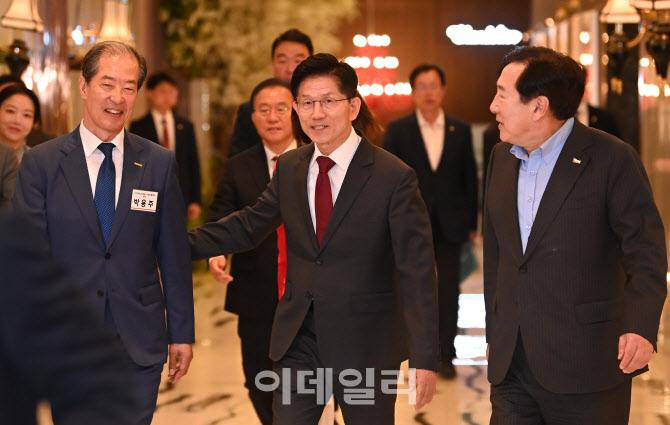 [포토]함께 참석하는 김문수 후보-박용주 회장-김기문 회장