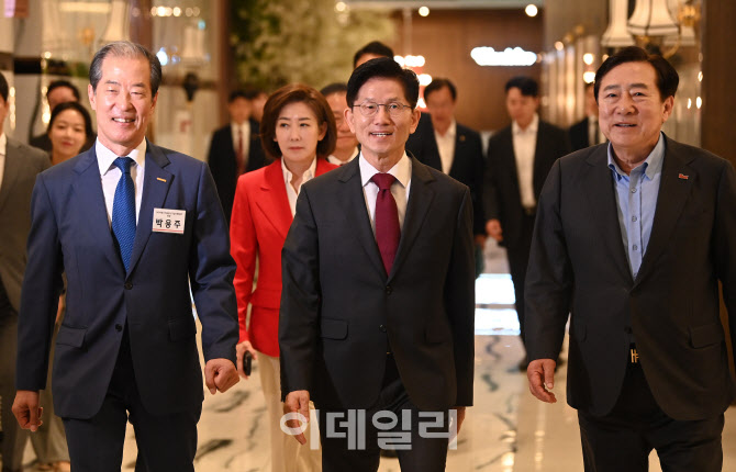 [포토]김문수 후보-박용주 회장-김기문 회장, 조찬강연회 참석