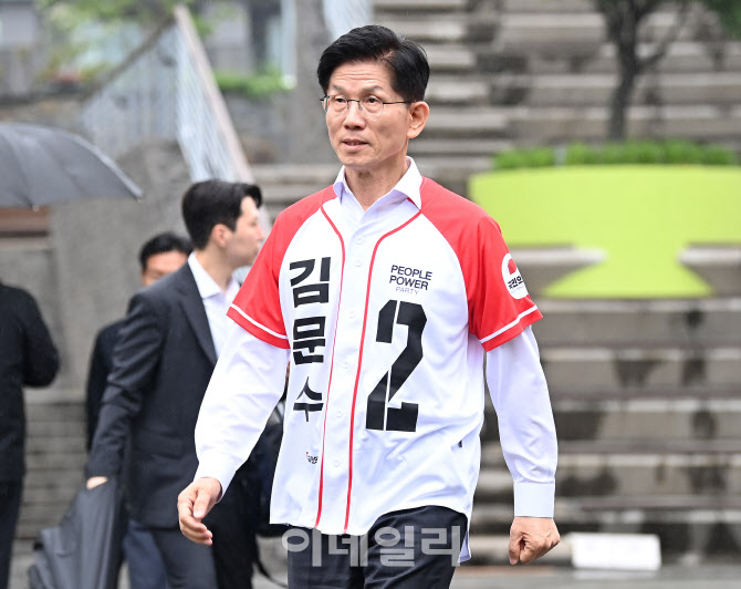 [포토]신도림역으로 향하는 김문수 대선 후보