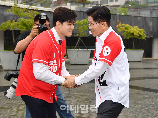 [포토]김용태 비대위원장과 인사하는 김문수 대선 후보