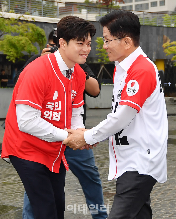 [포토]김문수 대선 후보, 김용태 비대위원장과 인사
