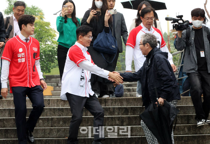 [포토]출근길 시민들과 인사하는 김문수 대선 후보