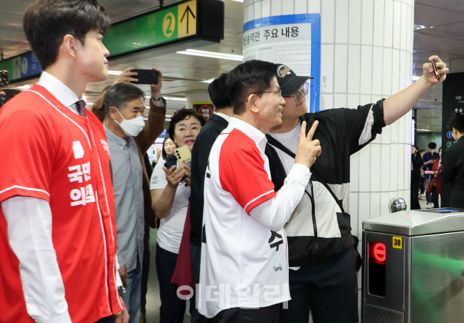 [포토]김문수, 출근길 인사