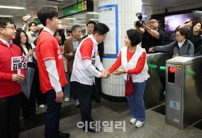 [포토]김문수 대선 후보, 출근길 인사