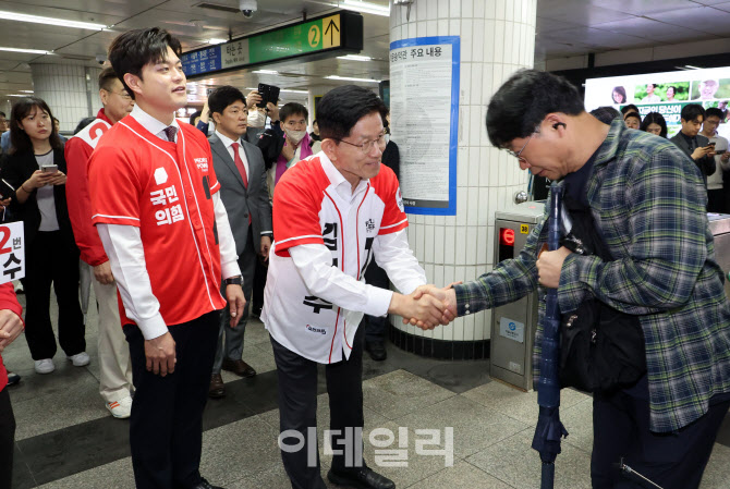 [포토]김문수 국민의힘 대선 후보, 출근길 인사