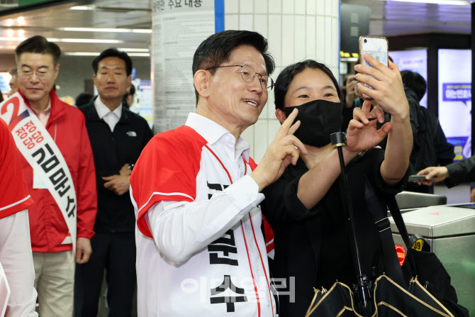 [포토]출근길 인사하는 김문수 국민의힘 대선 후보