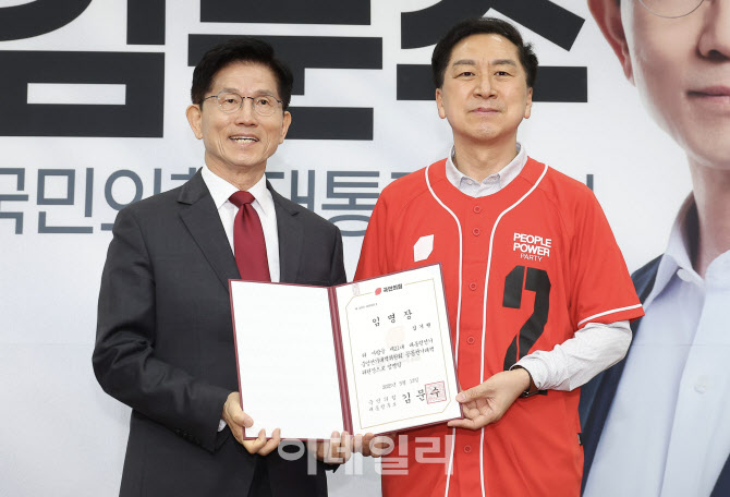 [포토]김문수 후보, 김기현 공동선대위원장에게 임명장 수여