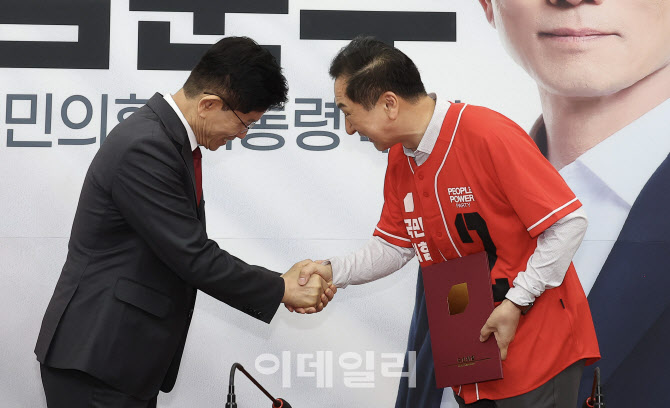 [포토]김문수 후보, 김기현 공동선대위원장에게 임명장