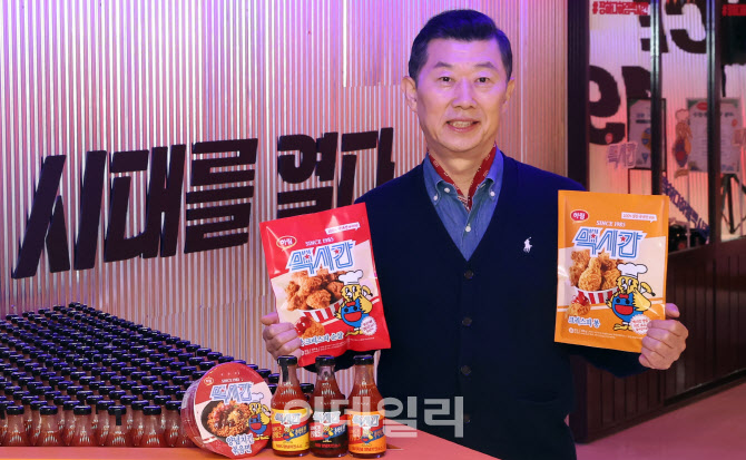 [포토]냉동치킨 간편식 브랜드 '맥시칸' 소개하는 김홍국 하림 회장