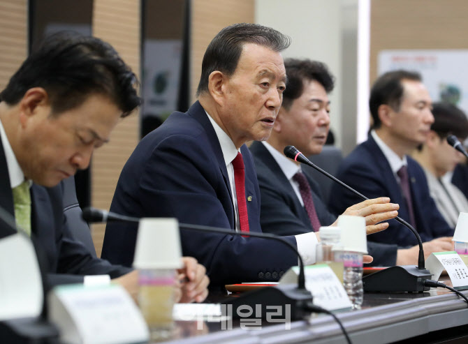 [포토] 혁신 발언하는 홍문표 aT 사장