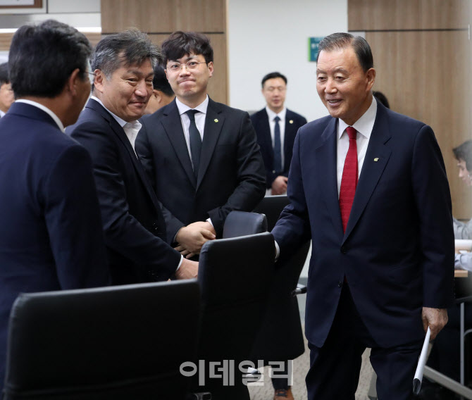 [포토] 자문위원과 인사나누는 홍문표 aT사장