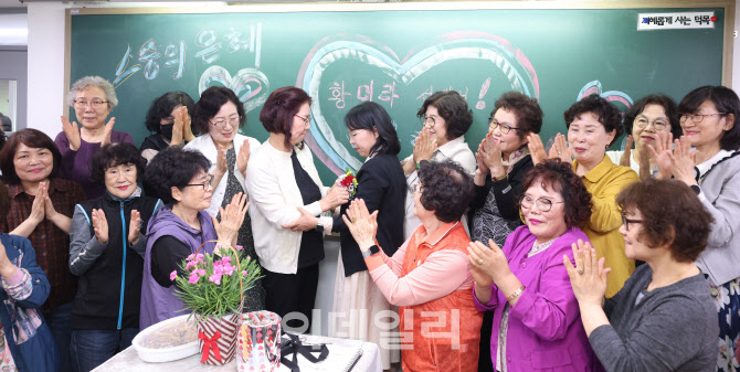 [포토]선생님에게 카네이션 전달