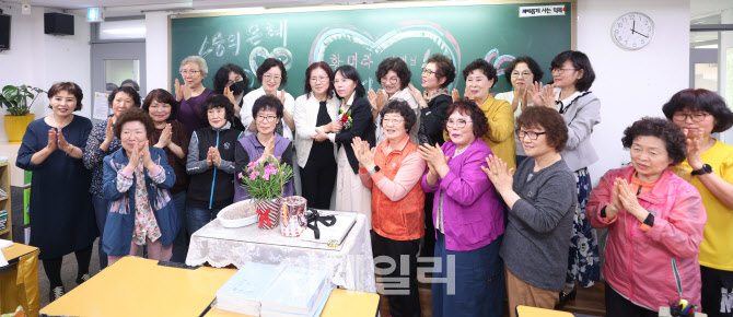 [포토]선생님에게 카네이션 전달하는 학생들
