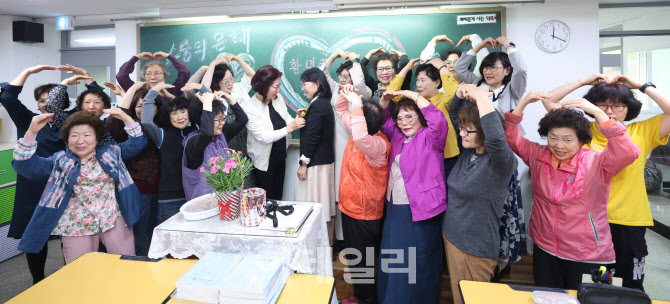 [포토]스승의 날, 카네이션 전달