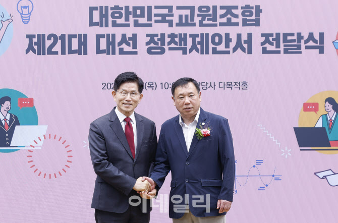 [포토]김문수 대선후보, 박용우 단장과 기념촬영